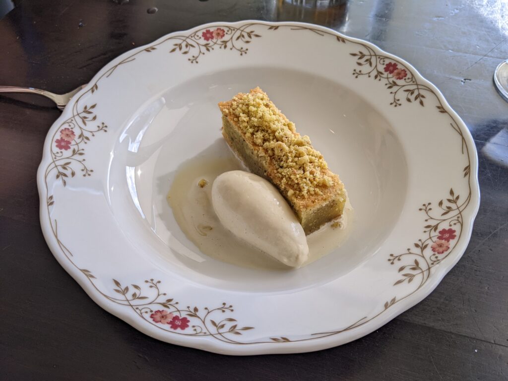 pista cake with ice cream